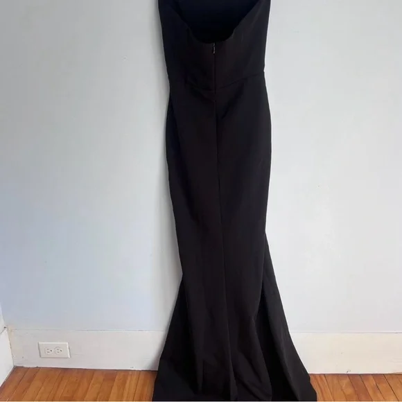 Elegant Black Strapless Evening Dress - Picture 5 of 8